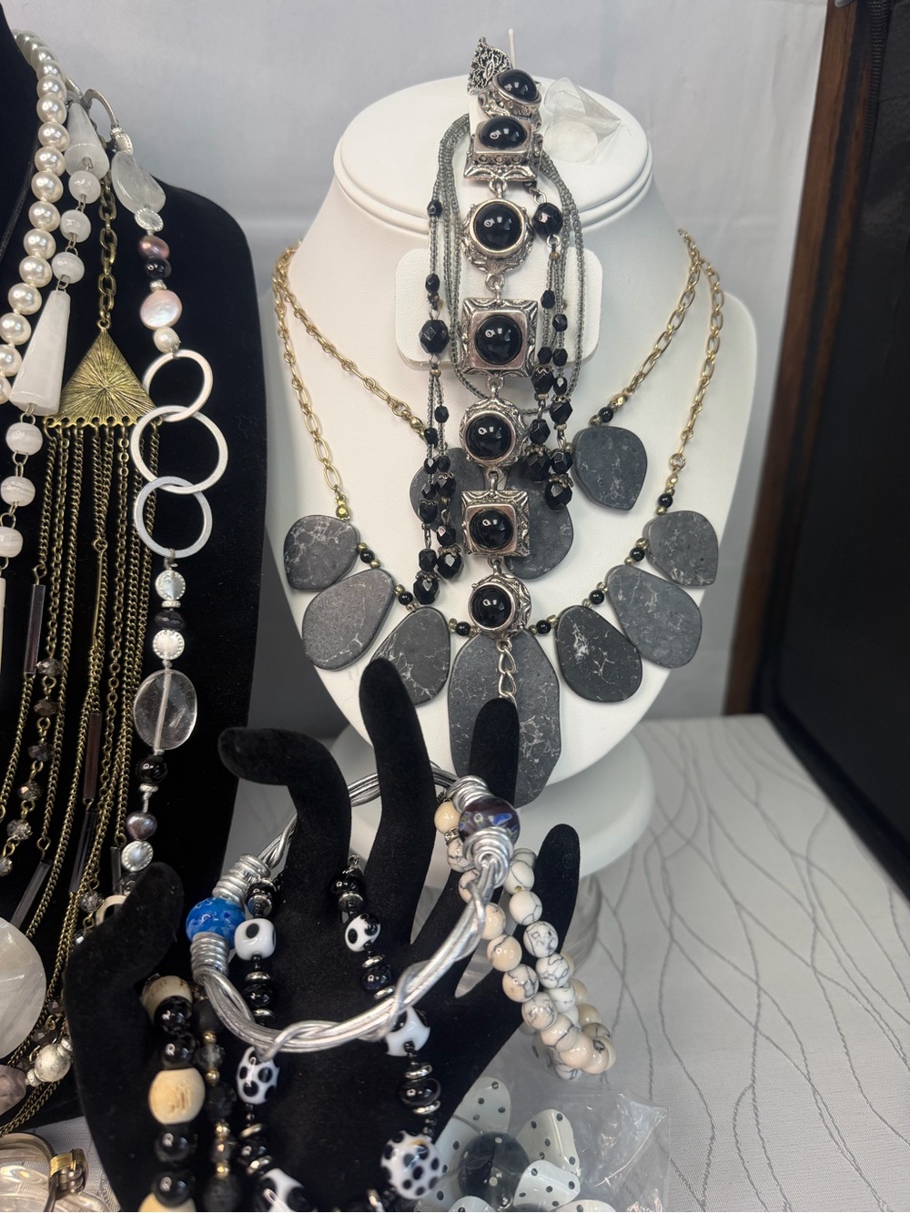 KIG Malaysia Fleur-De-Lis Heart Lidded Candy Dish Full Of Black & White Jewelry - Picture 9 of 12